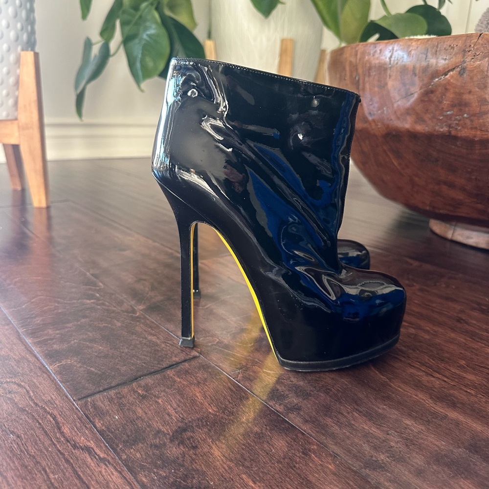 SAINT LAURENT 
Patent Paris Tribute 105 Platform Boots 38 Black Yellow